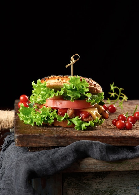 Cheeseburger con carne macinata e lattuga verde