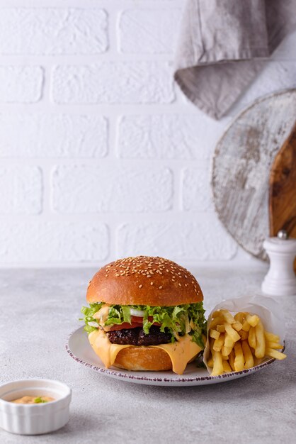 Cheeseburger con cotoletta di manzo e verdure