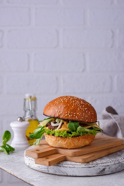 Cheeseburger con cotoletta di manzo e verdure