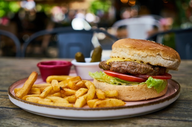 Cheeseburger con patatine fritte