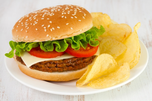 Cheeseburger con patatine sul piatto