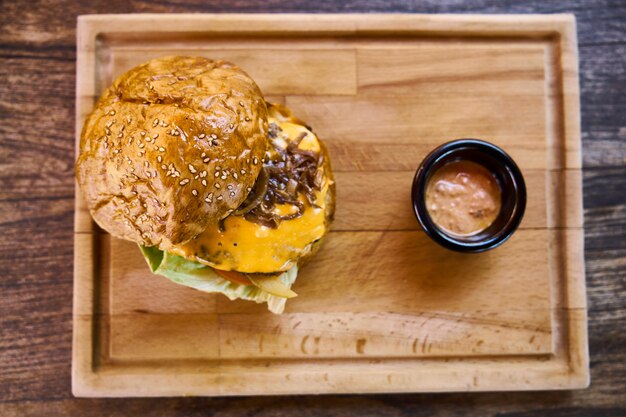 Cheeseburger delizioso sul tavolo di legno