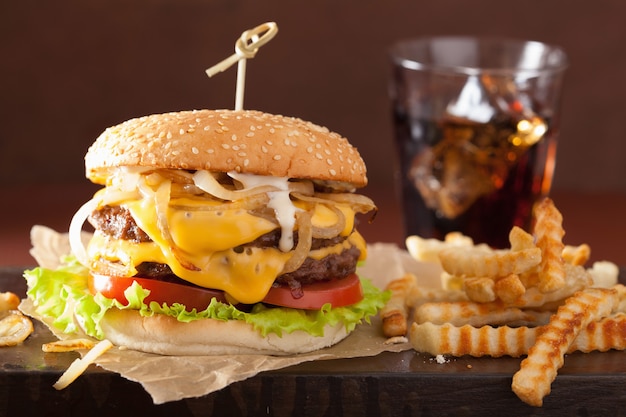 Cheeseburger doppio con pomodoro e cipolla