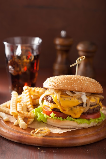 Cheeseburger doppio con pomodoro e cipolla