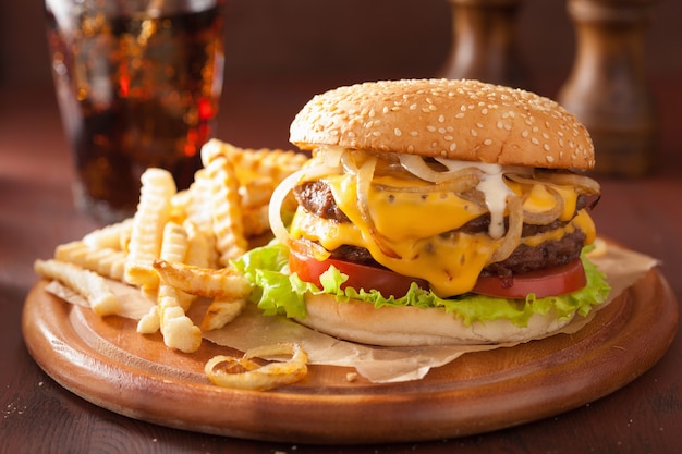 Cheeseburger doppio con pomodoro e cipolla