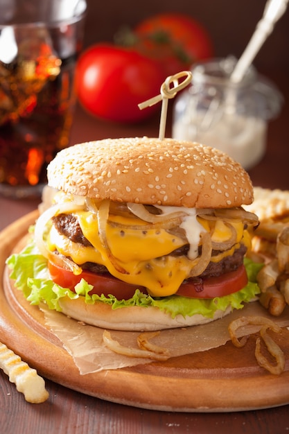 Cheeseburger doppio con pomodoro e cipolla