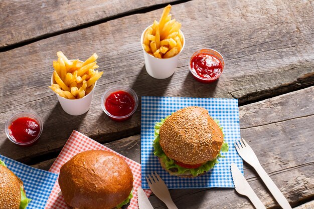 Cheeseburger e posate con patatine fritte.