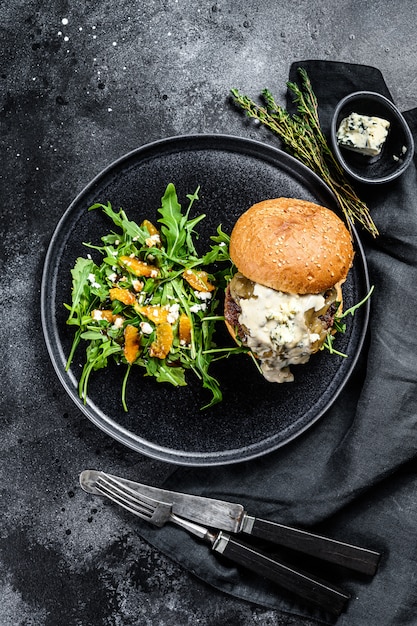 Cheeseburger fatto in casa con gorgonzola, pancetta, marmellata di manzo e marmellata di cipolle