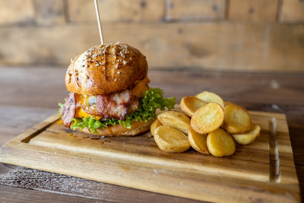 Cheeseburger fatto in casa con patate