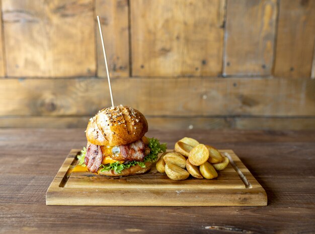 Cheeseburger fatto in casa con patate