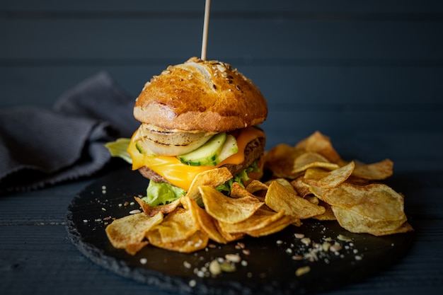 Cheeseburger fatto in casa con patatine