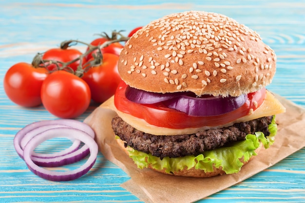 Cheeseburger fatto in casa su superficie di legno blu