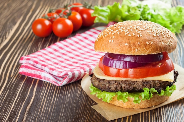 Cheeseburger fatto in casa su una superficie di legno marrone