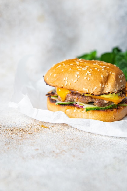 Cheeseburger hamburger panino fatto in casa formaggio verdura cotoletta alla griglia carne macinata