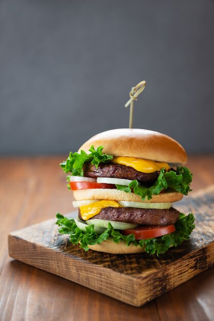 Cheeseburger vegetariano su tavola di legno