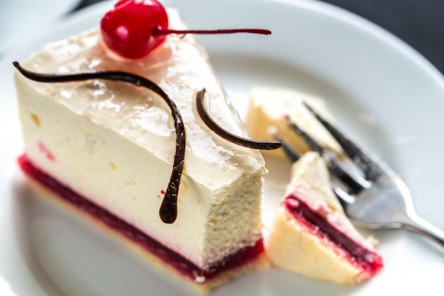 Cheesecake ai lamponi con ciliegia