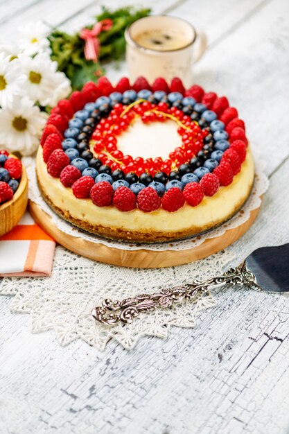 Cheesecake ai mirtilli e lamponi sulla tavola di legno