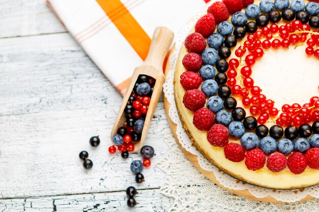 Cheesecake ai mirtilli e lamponi sulla tavola di legno