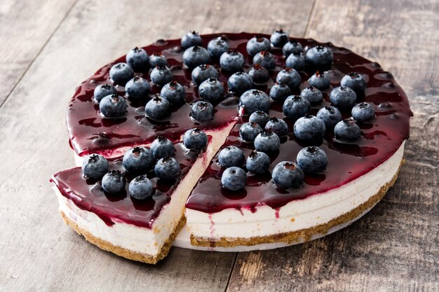 Cheesecake ai mirtilli sulla tavola di legno