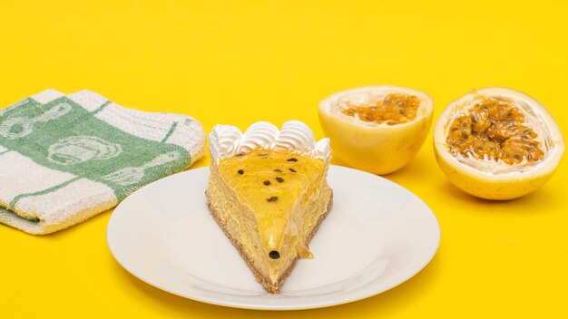 Cheesecake al frutto della passione su sfondo giallo