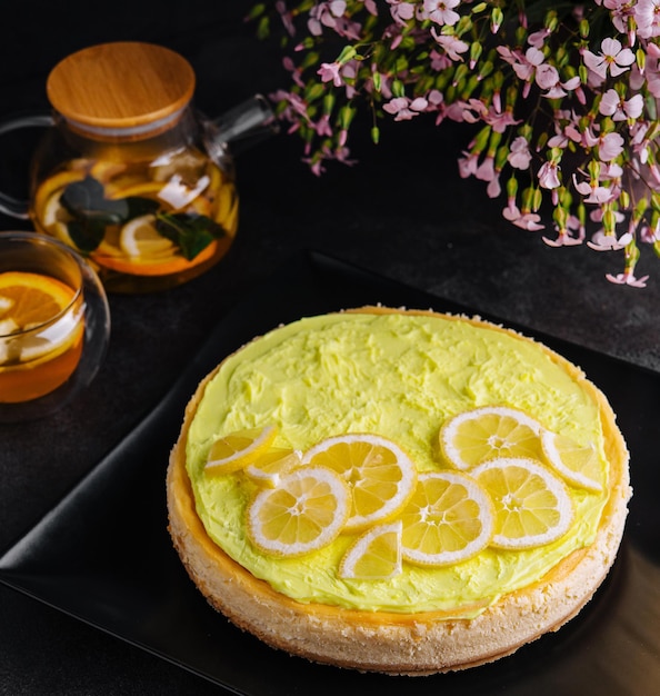 Cheesecake al limone a strati sulla banda nera