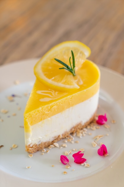 Cheesecake al limone sulla piastra in caffetteria e ristorante