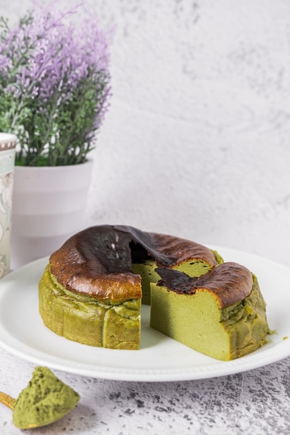 Cheesecake al matcha basco bruciato