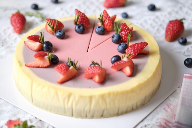 Cheesecake alla fragola e lampone yogurt mousse a basso contenuto di grassi impostato sul tavolo del caffè. Dessert sano senza carboidrati senza glutine.