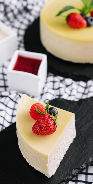 Cheesecake alla fragola fresca sul vassoio nero