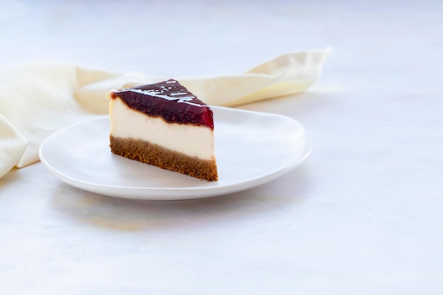 Cheesecake alla fragola su fondo di legno