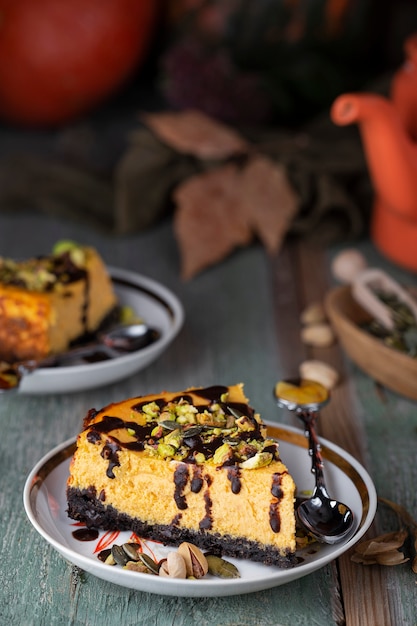 Cheesecake alla zucca con pistacchi e cioccolato