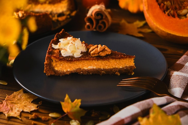 Cheesecake alla zucca fatta in casa decorata con panna montata