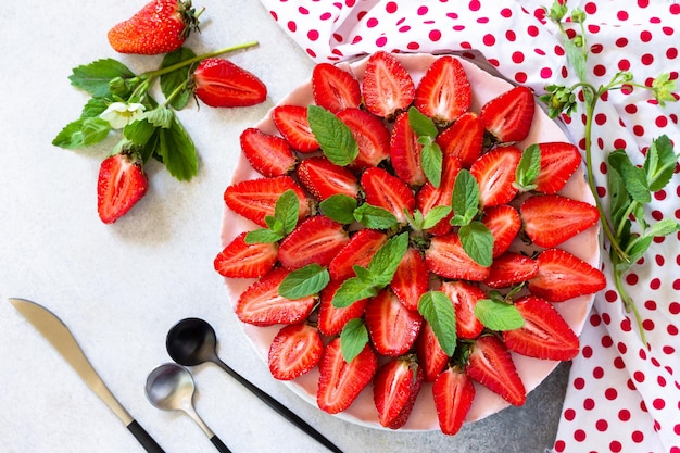 Cheesecake alle fragole su una granola al cioccolato con fragole fresche Sfondo piatto con vista dall'alto