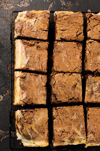 Cheesecake brownie torta con ciliegia e cioccolato su sfondo scuro. Vista dall'alto.