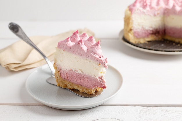 Cheesecake casalingo delizioso con le bacche sulla tavola di legno.