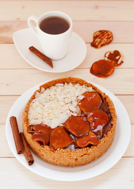 Cheesecake con caramello e tazza di tè.