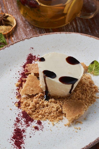 Cheesecake con diversi condimenti sul tavolo di legno. Dolce a colazione