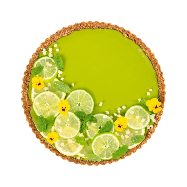 Cheesecake con fette di lime e limone frutta candita alla menta fresca e fiori pansy isolati su sfondo bianco Vista dall'alto