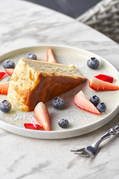 Cheesecake con fragole fresche e dolce ai mirtilli. torta di formaggio Torta di formaggio alla vaniglia