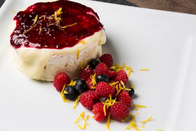 Cheesecake con frutti di bosco e frutti rossi.