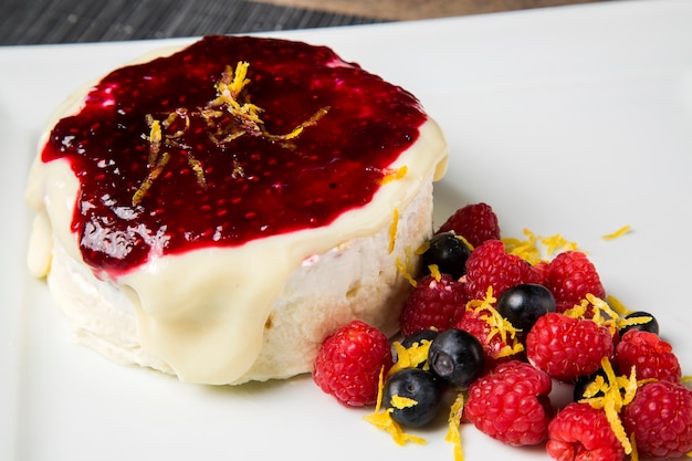 Cheesecake con frutti di bosco e frutti rossi.