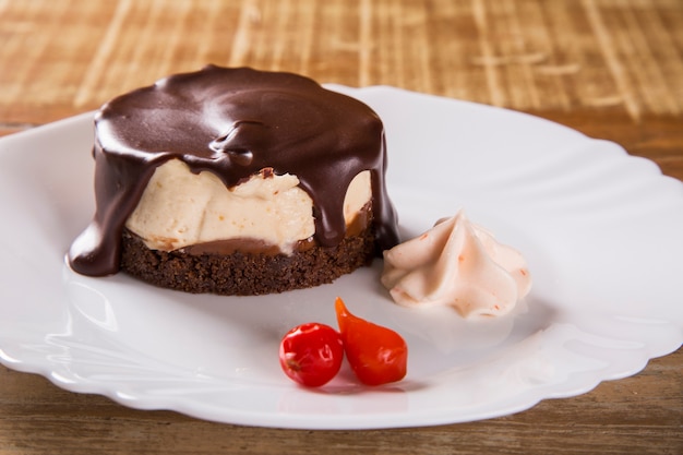 Cheesecake con salsa al cioccolato e pepe