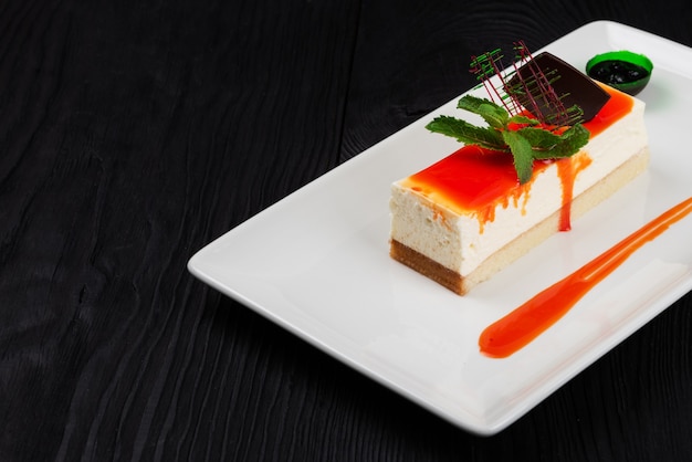 Cheesecake con salsa, cioccolato caramello e menta