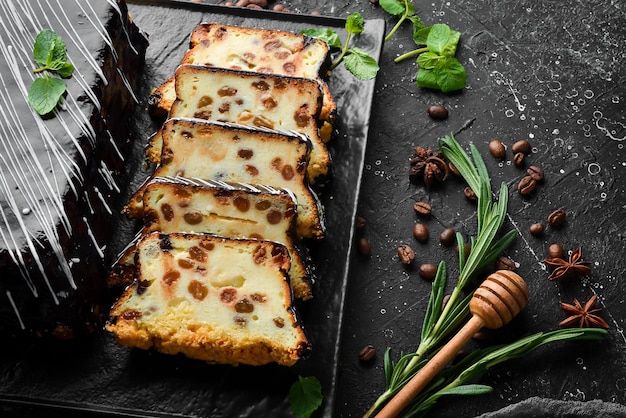 Cheesecake con uvetta e cioccolato Dolci e dessert Vista dall'alto