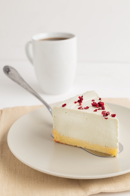 Cheesecake del tè verde di Matcha su fondo bianco