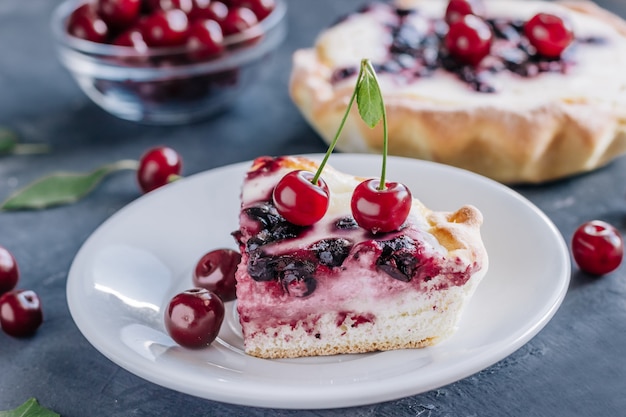 Cheesecake della ciliegia su una fine del piatto su.