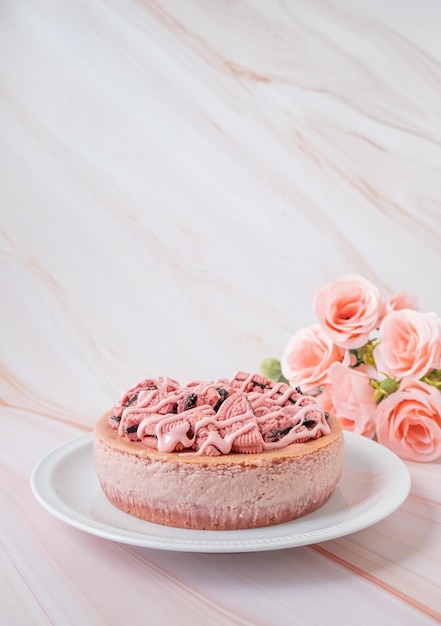 Cheesecake di fragole rosa con sfondo bianco