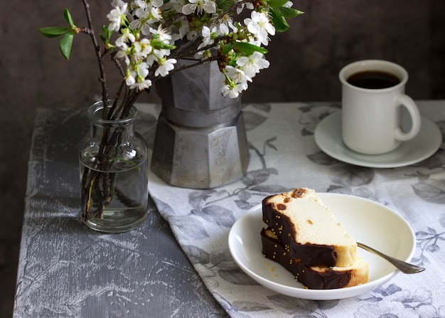 Cheesecake di Leopoli, un dolce tradizionale ucraino con uvetta, ricoperto di glassa al cioccolato.