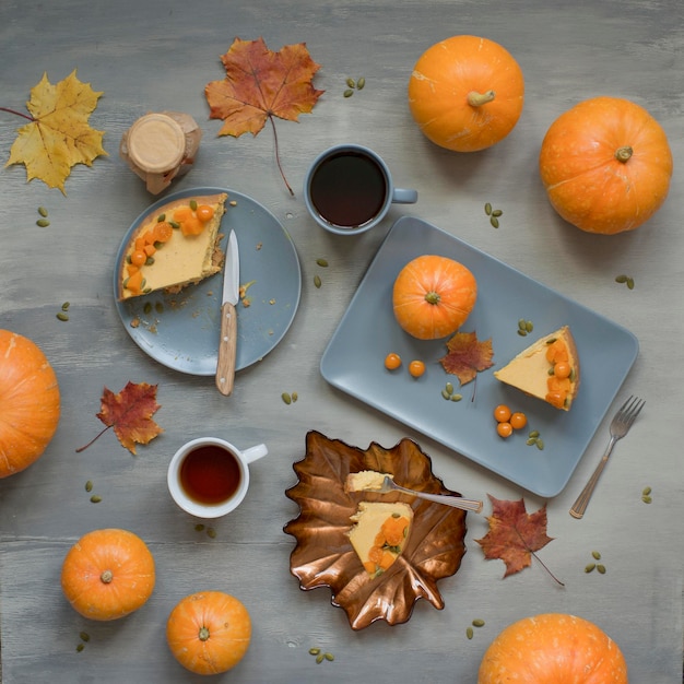 Cheesecake di pasta di zucca e bevanda sul tavolo