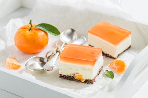 Cheesecake fatta in casa a base di gelatina e mandarino